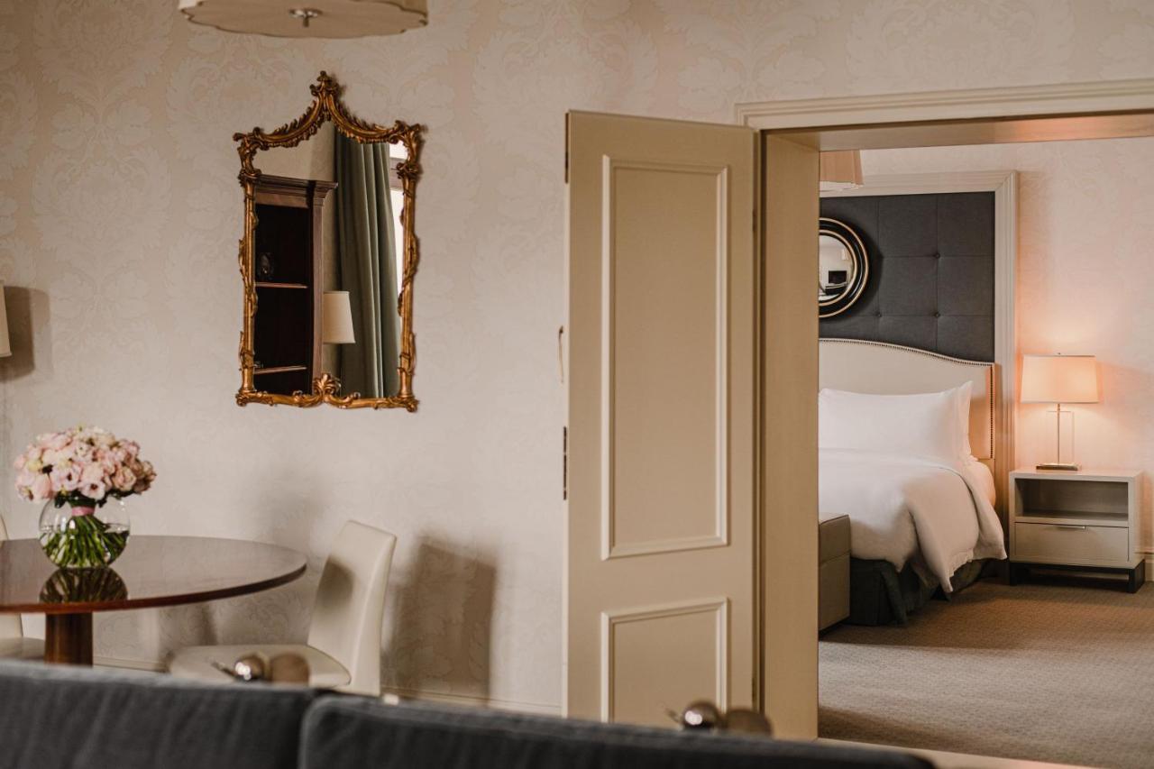 Suite Glorietta mit 2 Schlafzimmern, 1 Kingsize-Bett und Aussicht auf die Hauptstraße